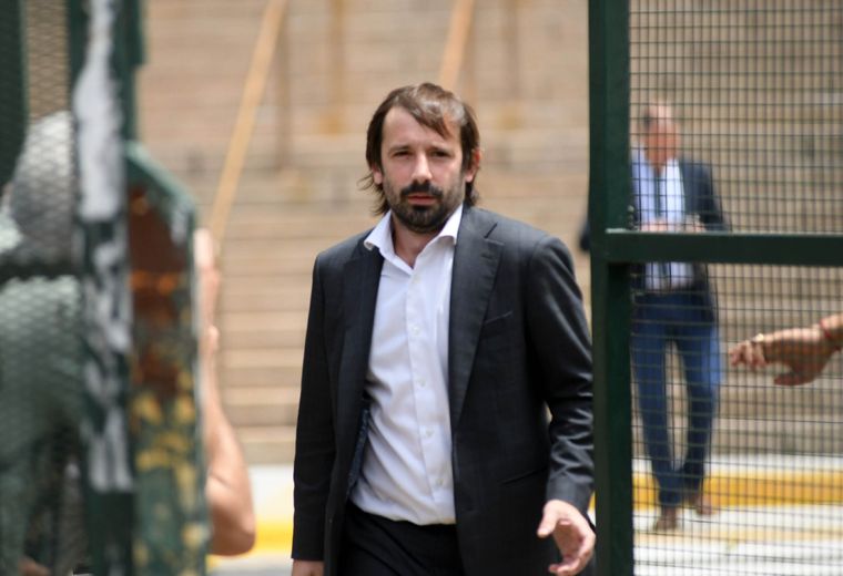 El apoderado de La Libertad Avanza, Santiago Viola, sale de los tribunales de Comodoro Py luego de ser citado por el fiscal electoral Ramiro González Foto: NA