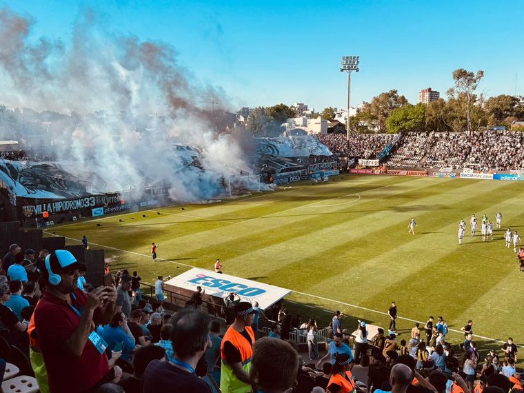 La locura de los hinchas de Gimnasia en la previa de la gran final ante Deportivo Madryn.