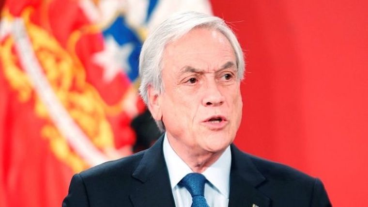 El presidente chileno promulgó una ley para bajar su sueldo.