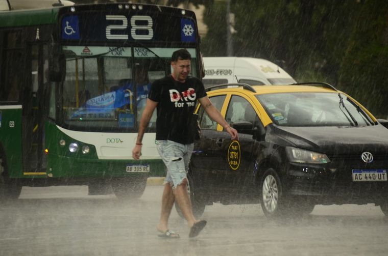 Un peatón en ojotas fue sorprendido por la lluvia en Buenos Aires