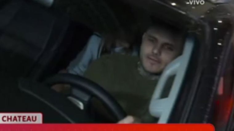 Presuroso por escapar de la ola de periodistas, el delantero aceleró causando el accidente.