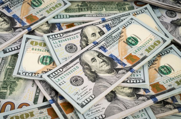 El dólar oficial bajó por primera vez desde enero de 2020.