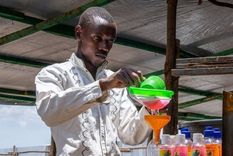 Havyarimana bajó los precios de sus productos de limpieza cuando comenzó la pandemia, y comenzó a entregar jabón gratis a los más vulnerables del campamento.