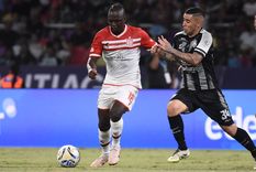 El colombiano Edwuin Cetré se presentó esta mañana en la práctica de Estudiantes de La Plata.&nbsp;