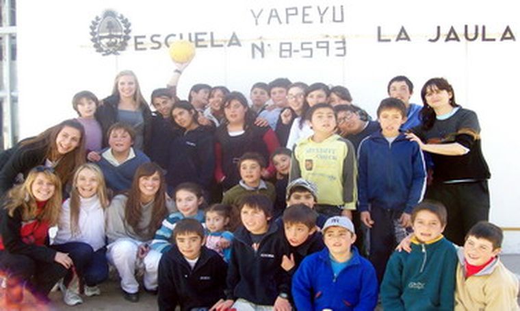 La foto grupal. Nadie quiso perderse la posibilidad de posar con las reinas. Foto: Gentileza