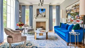 Jamás levantar el piso del comedor por impulso para encontrar solo tierra desnuda y vigas podridas abajo, sin ningún plan ni financiamiento para arreglarlo. Foto: Michael Blevins. y JLayton Interiors