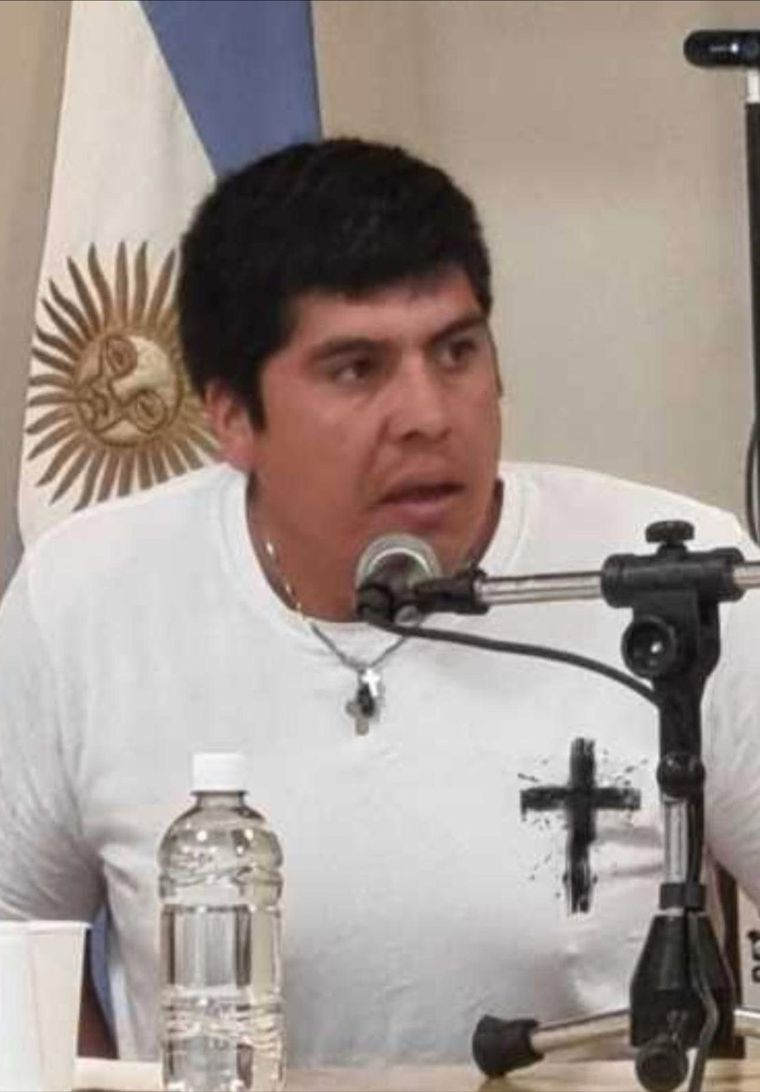 Se trata de Miguel Alejandro Vargas Nehuen, quien está acusado por el femicidio de su pareja Ana Calfín. Foto: X