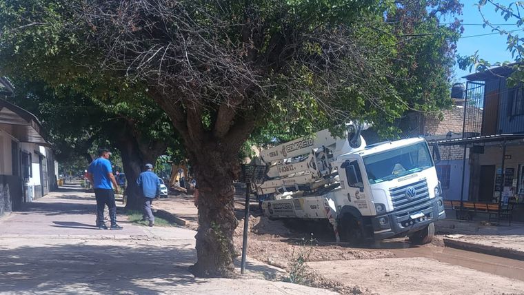 El camión se cayó en un pozo de la calle 9 de Julio de Las Heras. El camión se cayó en un pozo de la calle 9 de Julio de Las Heras.
