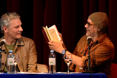 Viggo Mortensen escribió un libro de poemas y lo presentó en una ciudad argentina junto con Fabián Casas, un entrañable amigo con el que los une la pasión azulgrana.