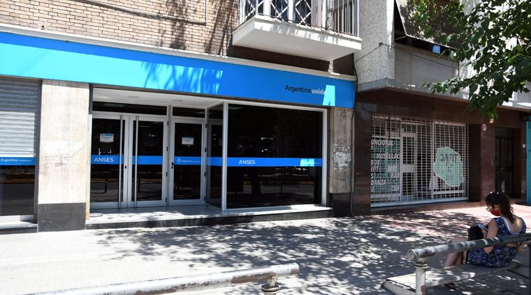 También cobran AUH, Asignación por Embarazo, pago único y desempleo según el calendario vigente. También cobran AUH, Asignación por Embarazo, pago único y desempleo según el calendario vigente.