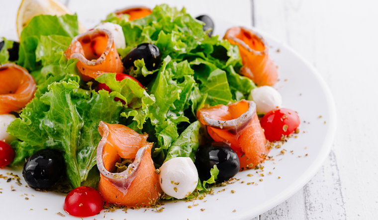 Ensalada verde con salmón liviana, fresca y llena de sabor Ensalada verde con salmón liviana, fresca y llena de sabor