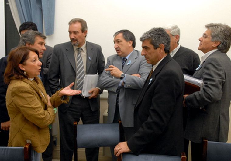 Adrián Cerroni, junto a diputados de la Comisión de Hacienda. Foto: Nacho Gaffuri / MDZ