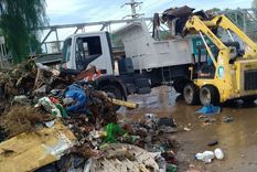 En total, hicieron 12 viajes sacando la basura del canal Papagayos. Foto: Municipalidad de Ciudad de Mendoza