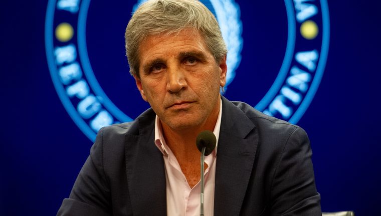 El ministro Caputo dejó una dura advertencia para los diputados en Twitte Foto: Télam