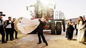Una entrada inolvidable: una pareja llegó a su fiesta de casamiento en una cosechadora, y el video se volvió viral. Foto e imágenes: Case Una entrada inolvidable: una pareja llegó a su fiesta de casamiento en una cosechadora, y el video se volvió viral. Foto e imágenes: Case