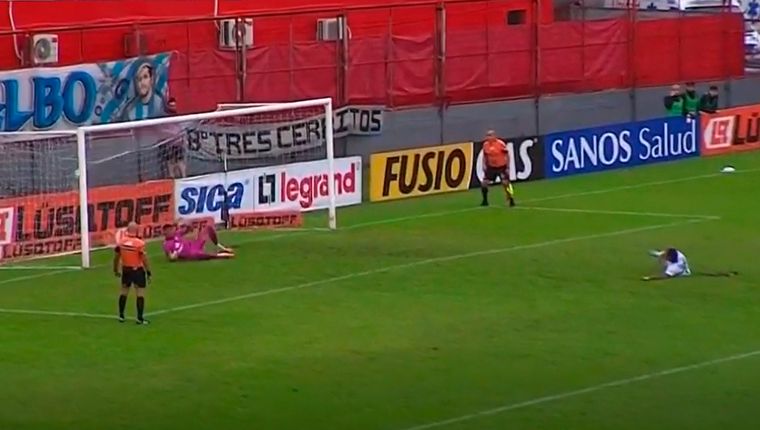 El árbitro Nahuel Viñas cometió un error reglamentario en la Copa Argentina.