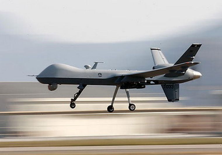 Un drone o avión no tripulado, de tamaño normal.