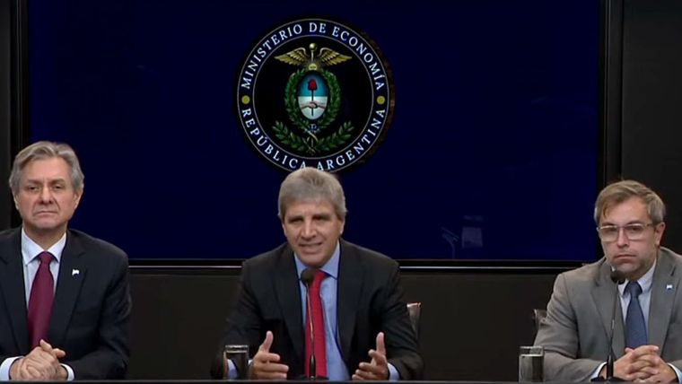 Luis Caputo entre su viceministro José Luis Daza y al secretario de Finanzas, Federico Furiase.