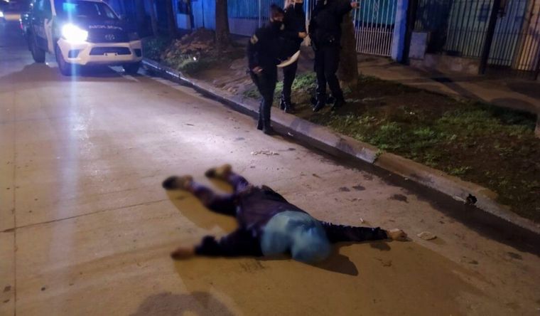 El ladrón de 21 años fue baleado por la mujer policía cuando quiso asaltarla
