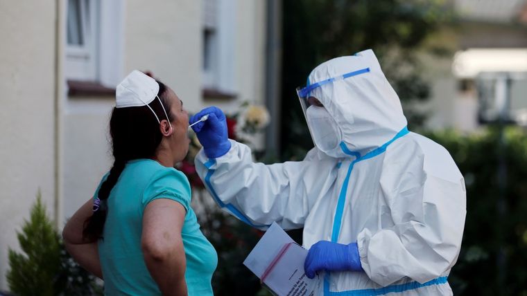 Una alemana es examinada tras un brote de coronavirus en una fábrica de carne de Toennies (Rheda-Wiedenbrueck, Alemania), el 22 de junio de 2020. Foto: RT