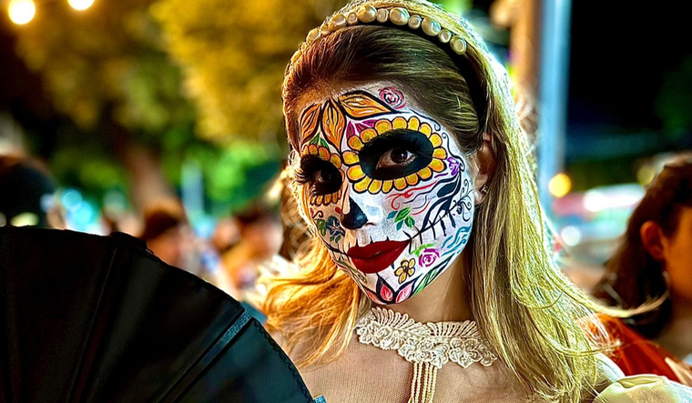 Una de las propuestas de Halloween incluye un paseo por el Cementerio de Capital y finaliza con una procesión hasta la cervecería Mundo Subterráneo.