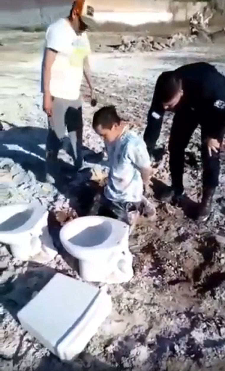 El joven captado junto a los inodoros