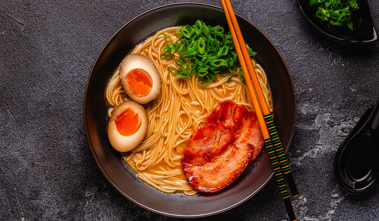 La receta original del ramen tiene influencias chinas, aunque se popularizó ampliamente en Japón.