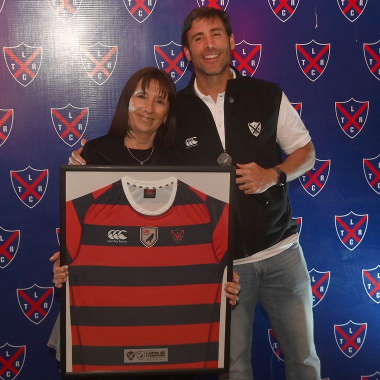 María Marta García, en representación de la familia, recibió el cuadro de la camiseta de Los Tordos. Julián Saá -vicepresidente del club anfitrión- entregó el reconocimiento. María Marta García, en representación de la familia, recibió el cuadro de la camiseta de Los Tordos. Julián Saá -vicepresidente del club anfitrión- entregó el reconocimiento.