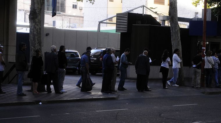 Colas jubilados cajeros banco nacion Colas jubilados cajeros banco nacion Foto: ALF PONCE / MDZ