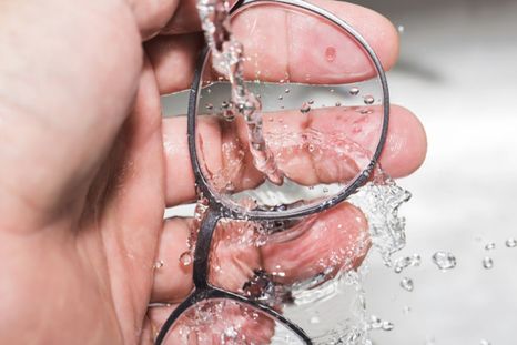 Deja tus lentes como nuevos con este truco Foto: Shutterstock Deja tus lentes como nuevos con este truco Foto: Shutterstock