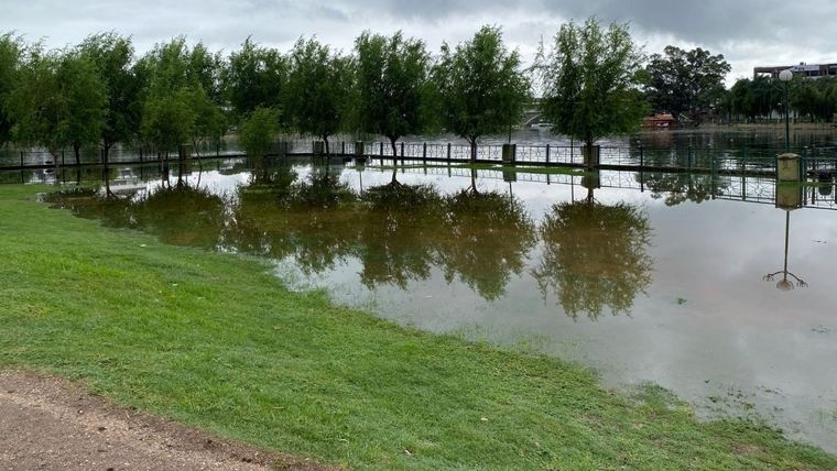 Las crecientes hicieron crecer el lago San Roque y provocaron inundaciones en la costanera de  Villa Carlos Paz. Foto: El diario de Carlos Paz