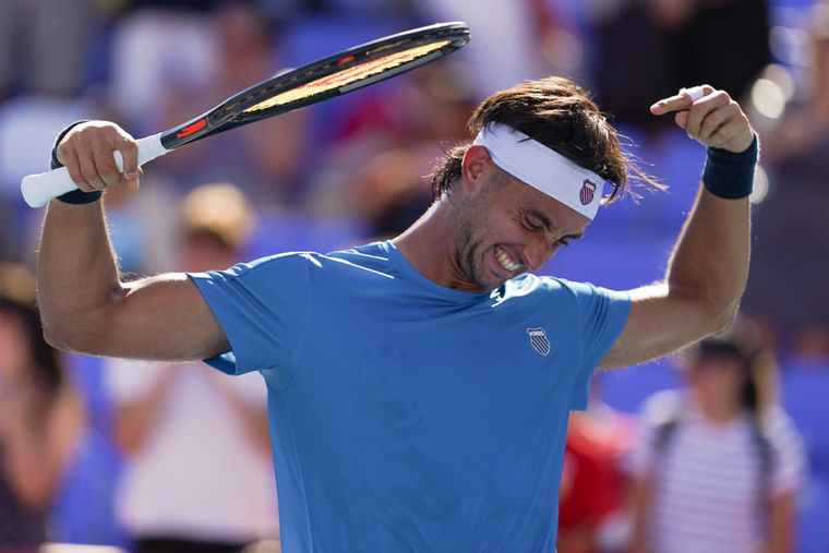 Festeja Thiago. Tirante remontó a Novak Djokovic y lo eliminó del Masters 1000 de Cincinnati.
