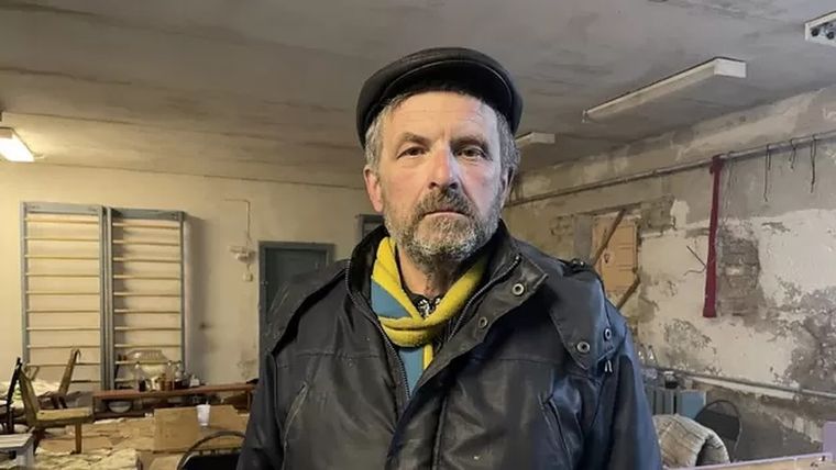 Foto: Mykola fue forzado a permanecer en el sótano de una escuela con decenas de otros civiles que fueron sacados a punta de fusil de sus casas.