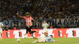 San Lorenzo va a la carga por un futbolista de Racing tras la lesión del Tonga Hernández. San Lorenzo va a la carga por un futbolista de Racing tras la lesión del Tonga Hernández.