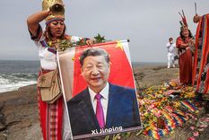 Una curandera sujeta un retrato del presidente de China, Xi Jinping, durante un ritual tradicional en Chorrillos, Lima. Una curandera sujeta un retrato del presidente de China, Xi Jinping, durante un ritual tradicional en Chorrillos, Lima.