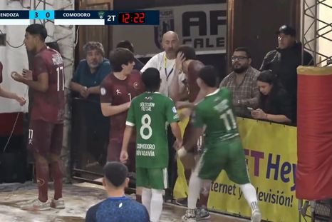 Mendoza se consagró campeón por cuarta vez consecutiva en el futsal sub 20, pero la imagen de la agresión ya recorrió todo el país. Mendoza se consagró campeón por cuarta vez consecutiva en el futsal sub 20, pero la imagen de la agresión ya recorrió todo el país.