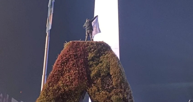 Murió un hincha en el Obelisco: En la previa del triunfo, intentó flamear una bandera nacional y se cayó de una de las iniciales de la Ciudad. Foto: Archivo MDZ