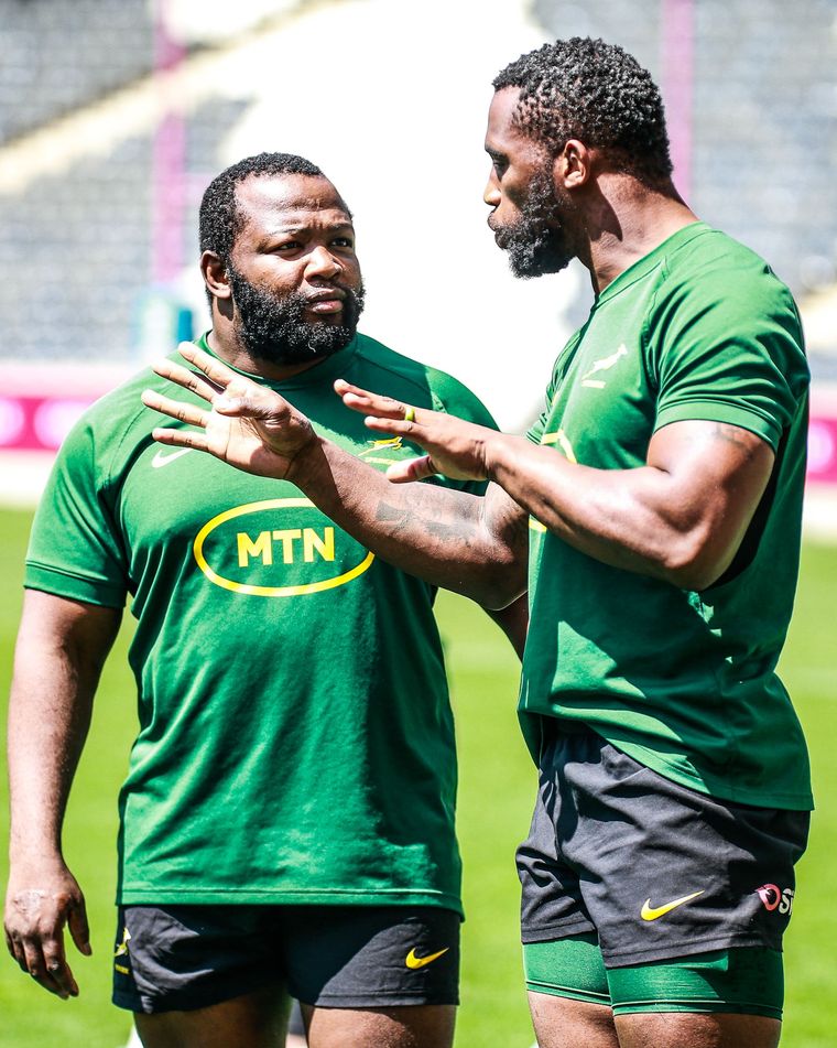 Kolisi le habla a Nché; el capitán vuelve a ser titular. Foto: @Spirngboks