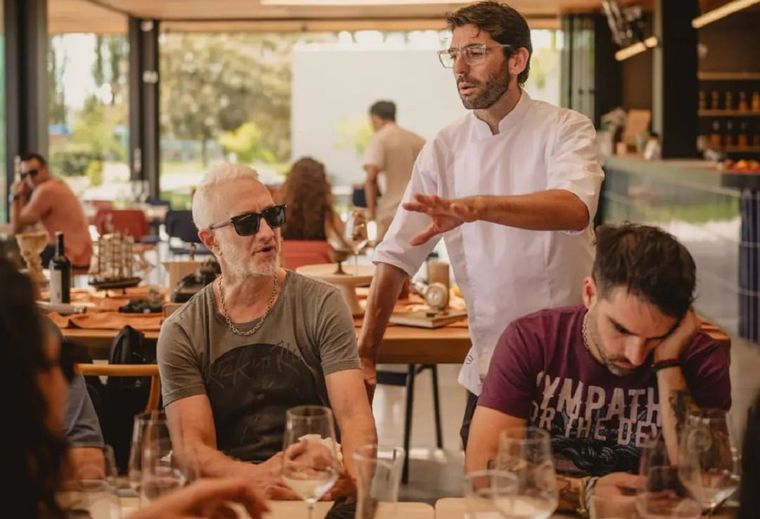 Andy Kusnetzoff, de visita en Dante Robino. De esta bodega es el vino premiado. Foto: Gentileza Dante Robino