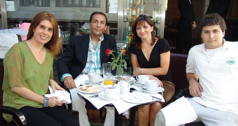 Cecilia Robledo, Jorge Milutín, la cumpleañera Claudia y su hijo Gustavo Milutín. Foto: MDZ