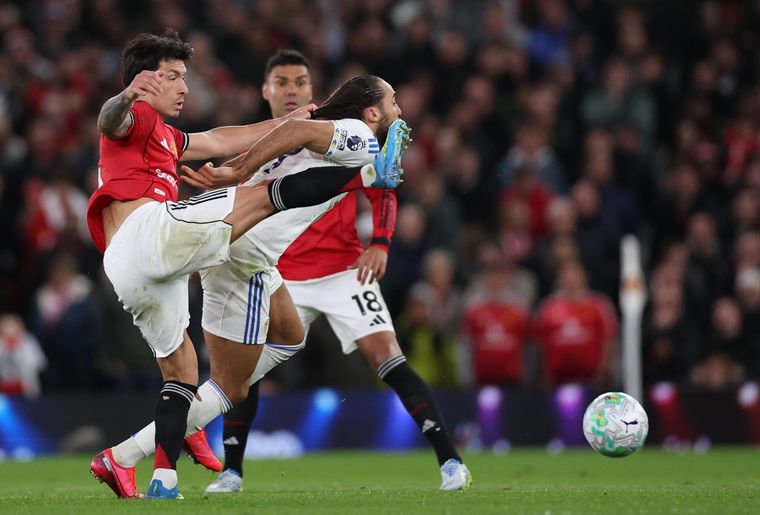 Lisandro Martínez recibió una insólita y exagerada sanción.