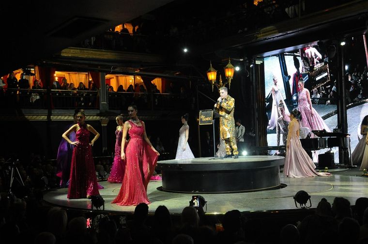La noche combinó alta costura con ópera y danza clásica, con interpretaciones a cargo de líricas del Teatro Colón y el ballet dirigido por Teresa Costantini. La noche combinó alta costura con ópera y danza clásica, con interpretaciones a cargo de líricas del Teatro Colón y el ballet dirigido por Teresa Costantini.