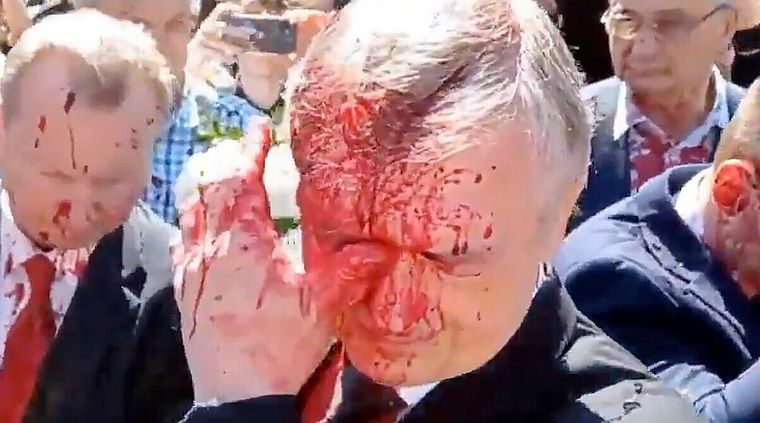 Sergei Andreyev, manchado con pintura roja. Foto: NewsFlorida.