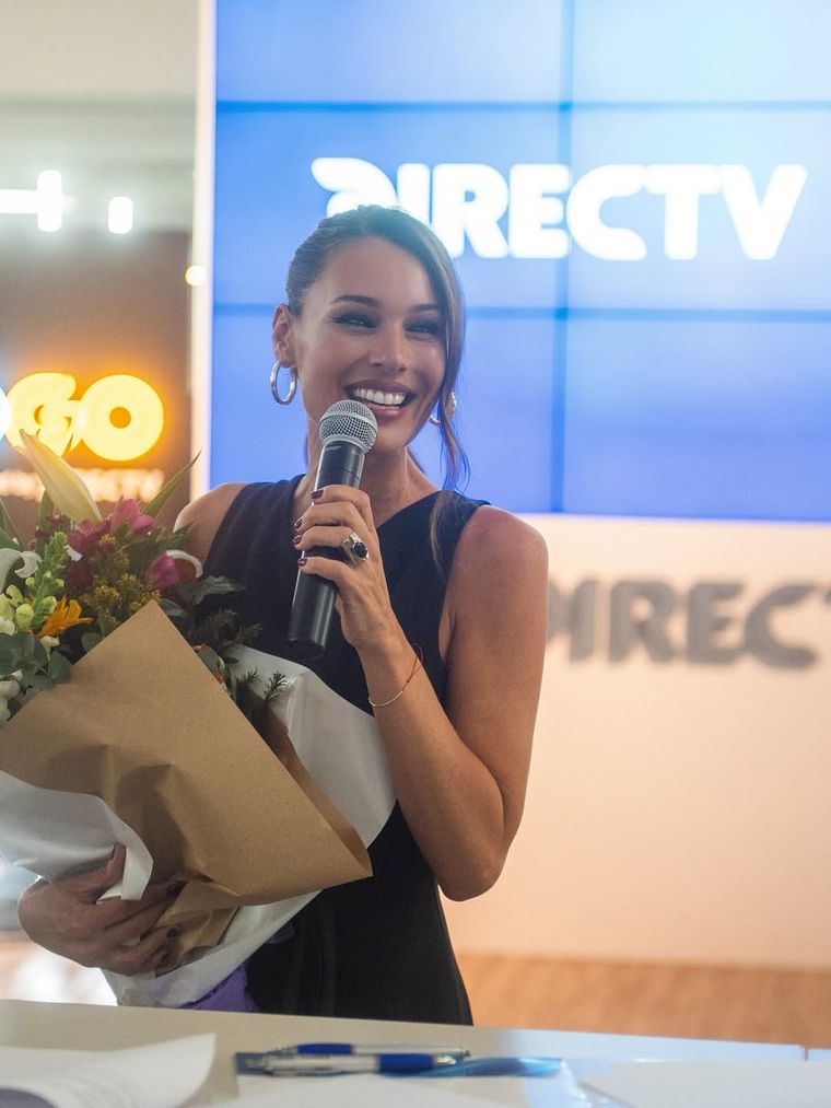 Pampita y su look total black para estrenar rol como embajadora de DIRECTV y DGO. Pampita y su look total black para estrenar rol como embajadora de DIRECTV y DGO.