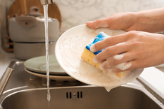 Un recorrido por el origen y los sentidos culturales detrás de lavar los platos en casa ajena.