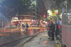 Una de las mujeres debió ser socorrida mediante el hidroelevador Foto: Noticias Argentinas Una de las mujeres debió ser socorrida mediante el hidroelevador Foto: Noticias Argentinas