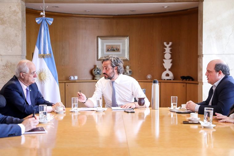 El canciller junto a ministro de Defensa y el presidente del Aerolíneas Argentinas. Foto: Twitter @SantiagoCafiero