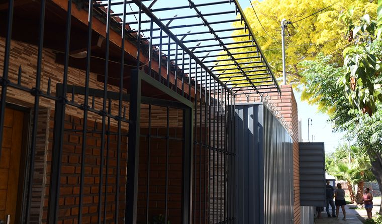 Las rejas y concertinas de todo tipo ya son parte del paisaje cotidiano en un barrio de Las Heras que vive azotado por la inseguridad.