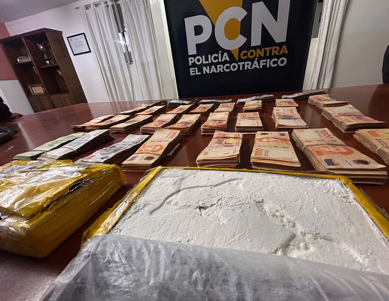 Los ladrillos tenían la marca del delfín. Los ladrillos tenían la marca del delfín.