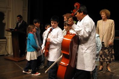 MDZol | Los chicos entusiasmados recibieron diversos instrumentos musicales de la Nación. Foto: MDZ